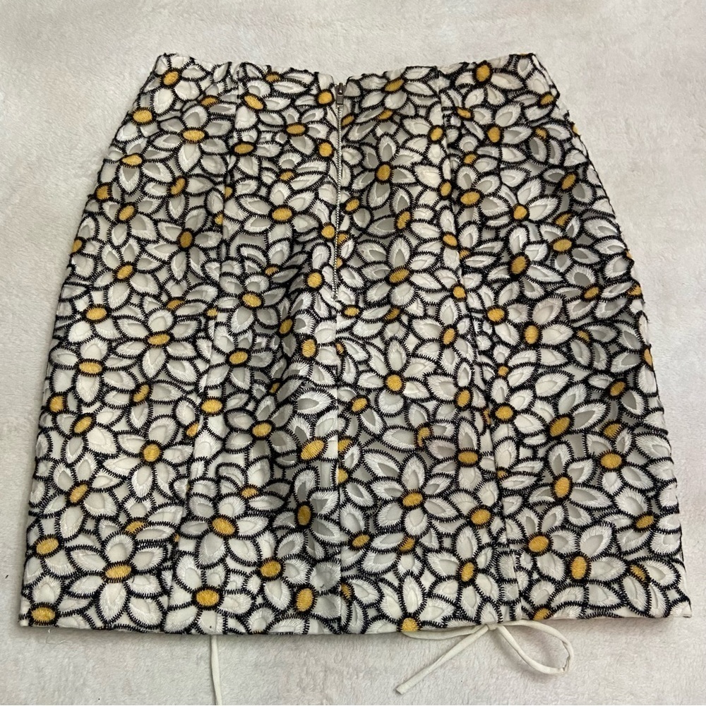 Nbd Daisy Embroidered Mini Skirt in White Daisy 28390 - Picture 6 of 14